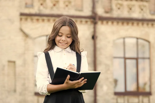 Začít nový školní projekt. Vítej zpátky ve škole. Školačka ve školní uniformě. Směrem k poznání. Studentský život. Školní student. Inteligentní dítě. Intelektuální úkol. Kognitivní proces — Stock fotografie