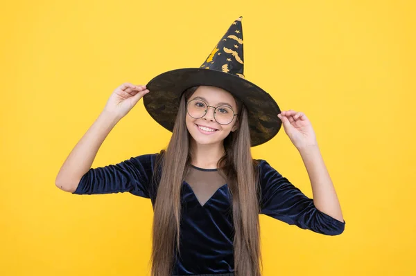 Heureux enfant sorcière porter chapeau costume de sorcier et lunettes sur fête d'Halloween, heureux halloween — Photo