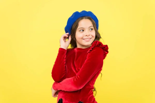 幸せなパリの子供でフランス語ベレー帽とエレガントな赤のドレスで黄色の背景、子供レトロファッション — ストック写真
