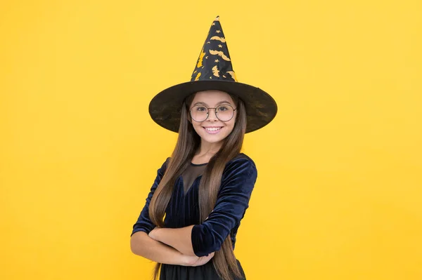 Heureux enfant sorcière porter chapeau costume de sorcier et lunettes sur fête d'Halloween, costume d'Halloween — Photo