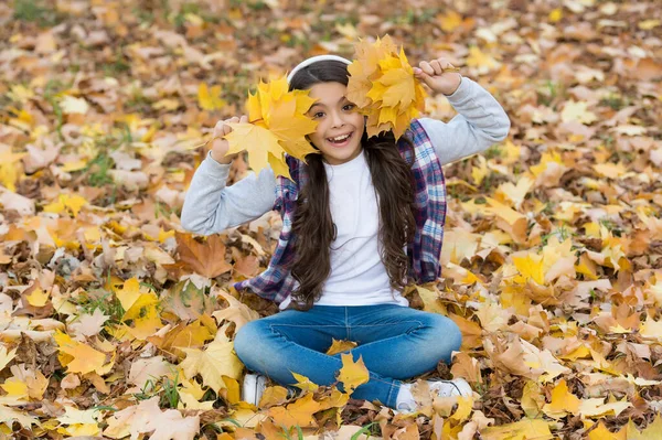 Boldog tizenéves lány zenét hallgatni viselő fejhallgató őszi erdőben gyönyörű szezonális természet, vagy miután online lecke, szórakoztató — Stock Fotó