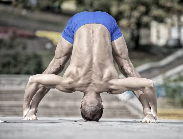 Atletický muž dělá jógu asanas v parku — Stock fotografie