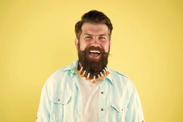 Mann viel Wäscheklammer auf Bart. Brutaler Hipster mit Wäscheklammern-Herzen. Alles über Design. Liebespflege. Liebe mich selbst. Nähren Sie die Haare mit Liebe. Valentinstag. Friseurladen-Konzept. Friseursalon — Stockfoto