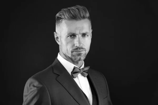 Mooi modemodel. Knappe evenementmanager. Tuxedo man op zwarte achtergrond. Perfecte man. mode en schoonheid. esthetische ontwikkeling concept. Klaar voor een speciale date. elegante man in formele outfit — Stockfoto