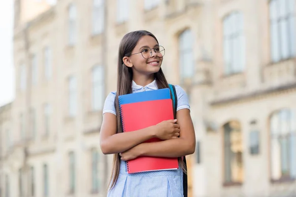 Bildung ist die Grundlage für die Zukunft. Glückliches Kind zurück in die Schule. 1. September. Formaler Schulbesuch. Wissenstag. Hausaufgabenbetreuung. Privatunterricht. Privatunterricht — Stockfoto