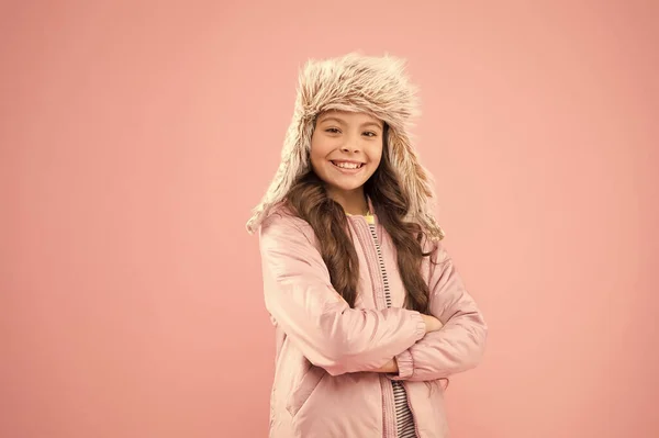 귀엽게 웃는 모델. 사랑 스러운 작은 어린이는 겨울 뜨개질 액세서리를 착용 한다. 귀엽고 빨간 모자를 쓰고 다니는 여자 애. 옷 가게. 겨울에는 햄을 먹는다. 겨울 의류. 액세서리를 사는 일 — 스톡 사진