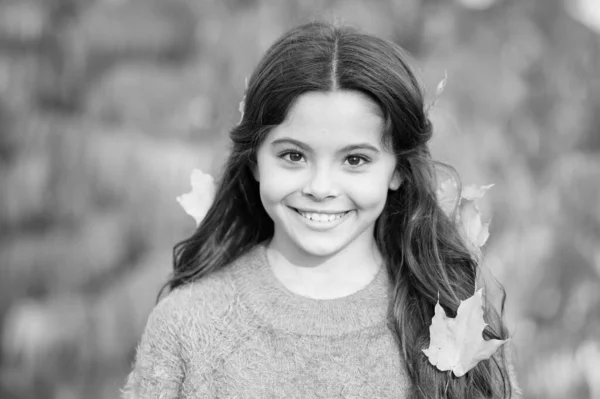 Conheça o Outono. Proteja seu cabelo durante todo o dia de danos ambientais adicionais. Menina sorrindo criança feliz lindo cabelo longo bordo folhas. Dia de outono acolhedor. Kid desfrutar de outono ao ar livre — Fotografia de Stock