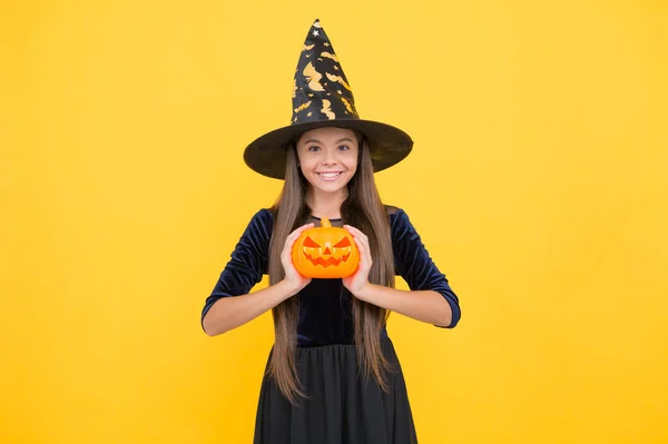 Trop mignon pour effrayer. Un tour ou un régal. célébrer les fêtes. Jack o lanterne. Fille sorcière d'Halloween. bonne enfance. adolescent en chapeau de sorcière. enfant joyeux tenant citrouille. fête costumée de carnaval — Photo