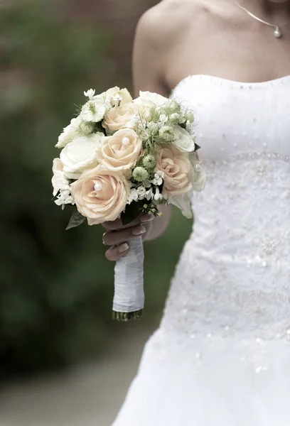 Belo buquê de rosas de casamento — Fotografia de Stock