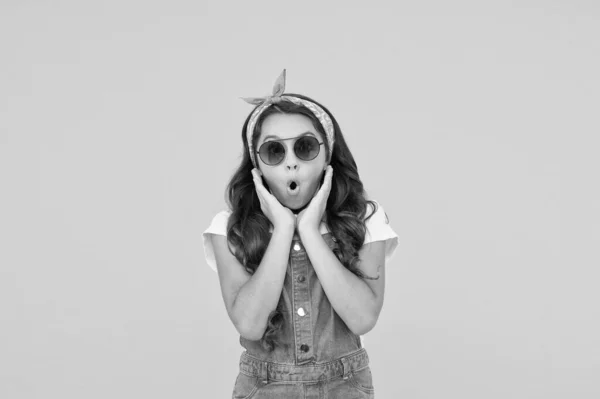 Criança pequena usar roupa de verão. criança alegre tem o olhar vintage. lenço de cabeça e óculos de sol - acessório de verão. beleza e moda. infância feliz. retro menina sentir surpresa — Fotografia de Stock