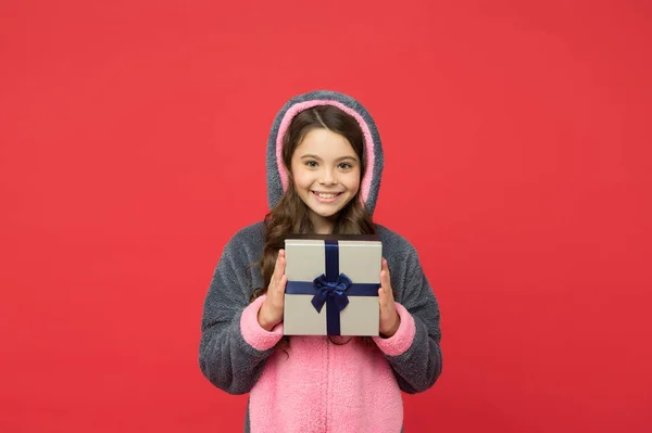 買い物の時間だ。幸せな子供時代。休日の買い物の贈り物。クリスマスか新年か。ふわふわのウサギのパジャマのかわいい子供がプレゼントボックスを持っています。陽気な子供は誕生日を祝う。10代の女の子はボクシングの日を — ストック写真