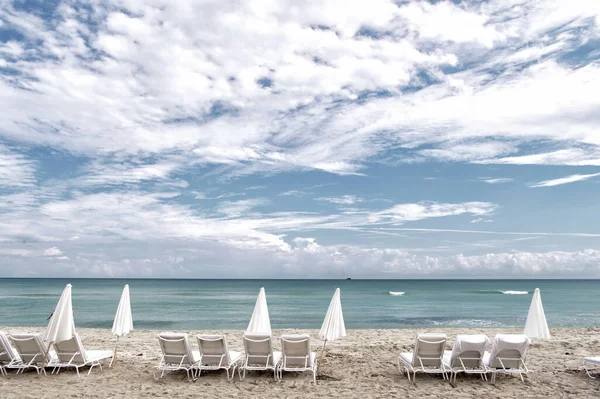 Tumbonas blancas en South beach, Miami — Foto de Stock