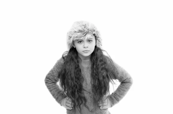 我很生气。童装时尚。一个被白色隔离的生气的小孩。准备过冬了。小女孩的耳环和手套。她最喜欢的针织毛衣。积极健康的童年。秋天的样子 — 图库照片