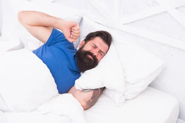 Uykulu hipster adam evde yatakta geriniyor, sabah enerjisi... — Stok fotoğraf