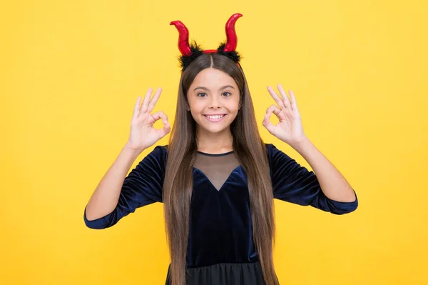 ハッピー魔女悪魔子供ショーokジェスチャー着用インプ角衣装上のハロウィンパーティー,幸せなハロウィン — ストック写真