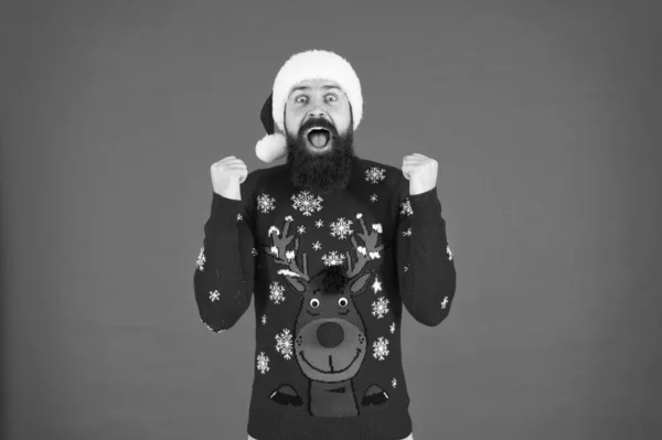 Αστείο hipster πλεκτό πουλόβερ. Πλέκουν μόδα. Χειμερινές γιορτές. Νιώστε χαρά και ευτυχία. γενειοφόρος Άγιος Βασίλης καπέλο κόκκινο τοίχο. Χριστούγεννα. Άντρας στο Χριστουγεννιάτικο πάρτι. Ευτυχισμένο το νέο έτος 2020 — Φωτογραφία Αρχείου
