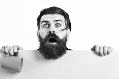 Kâğıt çarşaf ve fincanla vahşi beyaz bir hippi.