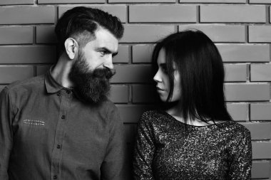 Sakallı adam ve taş duvarda seksi bir kadın.