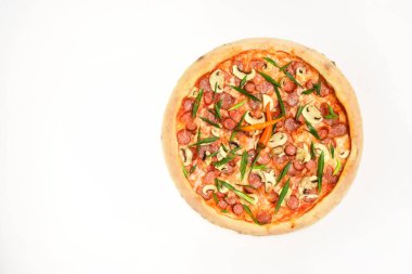 Acı biberli baharatlı pizza. Sosisli ve mantarlı pizza.