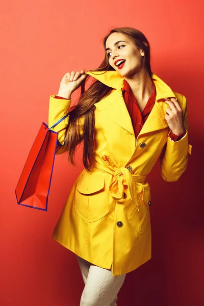 Sorridente ragazza colorata con peg — Foto Stock