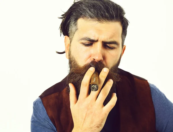 Brodaty człowiek palenie cygaro z poważną twarz — Zdjęcie stockowe