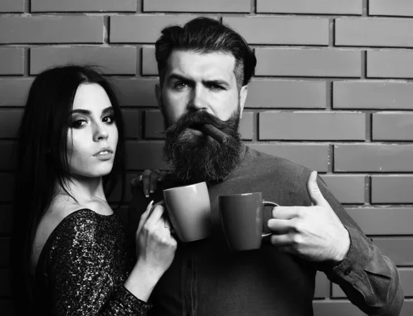 Sakallı adam ve elinde puro, çay fincanı olan seksi kadın. — Stok fotoğraf