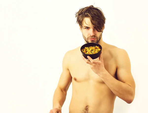 Caucásico sexy joven macho sosteniendo tazón negro con pasta — Foto de Stock