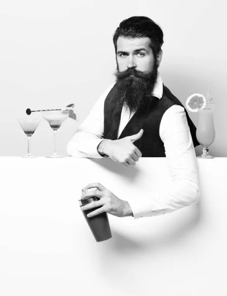 Serious handsome bearded barman — Stock Photo, Image