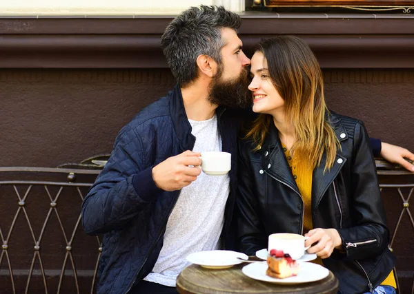 Verliefd paar drinkt espresso tijdens koffiepauze — Stockfoto