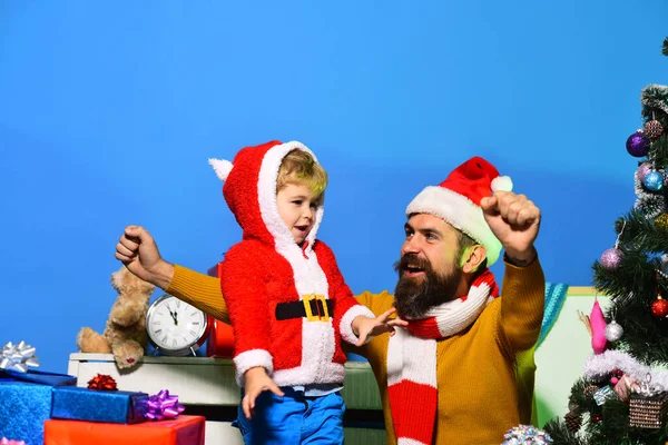 Família de Natal abre presentes no fundo azul — Fotografia de Stock