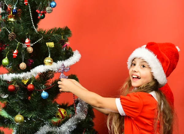 Kerstvakantie concept. Kind met vrolijk gezicht versierd dennenboom — Stockfoto