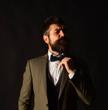 Yönetmen ya da girişimci şık sakallı ve bıyıklı..