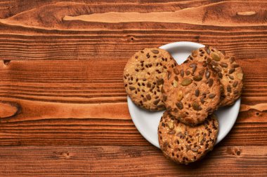 Ahşap zeminde yulaf ezmesinden yapılmış kurabiye.