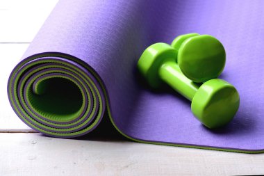 Spor ve spor konsepti. Yeşil plastikten yapılmış dambıllar