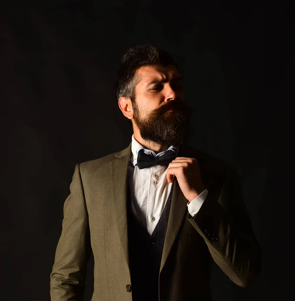 Réalisateur ou entrepreneur avec barbe et moustache élégantes. — Photo