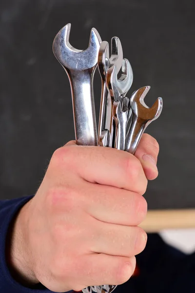 Reparador o mecánico de mano sostiene el instrumento llave. — Foto de Stock