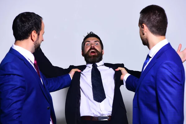 Vedoucí společností bojují o obchodní vedení. Podnikatelé s vyděšenými tvářemi — Stock fotografie