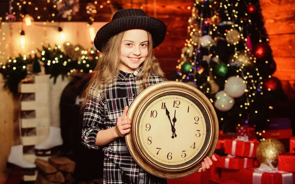 快点许愿吧女孩桑塔 · 克洛斯的帽子和时钟。满足圣诞假期。节日气氛的圣诞节。新年倒计时。计算时间。圣诞节快到了新年前几分钟 — 图库照片