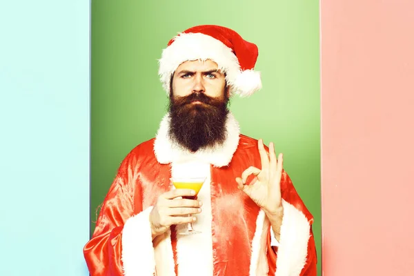 Серьёзный бородатый Санта-Клаус — стоковое фото