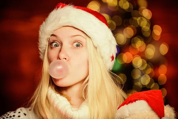 我只觉得好玩女孩圣诞老人用口香糖做大泡泡。有趣的脸靠近。可爱的女人在吹泡泡圣诞女孩做泡泡糖。疯狂的鬼脸。用口香糖吹泡泡 — 图库照片