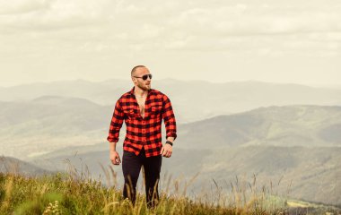 Açık alanlar. Dağ manzaralı bir adam. Kamp ve yürüyüş. seyahat macerası. Hipster modası. Kareli gömlekli seksi maço adam. Şapkalı kovboy. Taşra konsepti. Çiftlikte çiftçi