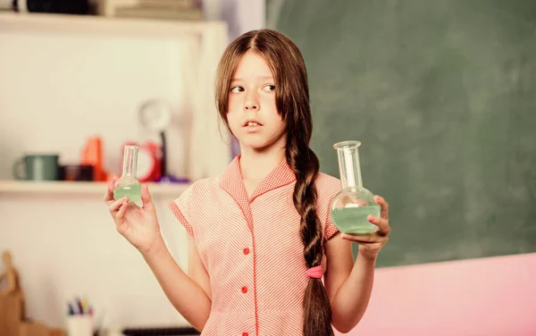 Genezing ontdekken. terug naar school. biologie-onderwijs. Schoollaboratorium. Een kleine pupil met een chemische fles. Gebruik nieuwe technologie. wetenschapsles. meisje in scheikunde klas met testen buis — Stockfoto