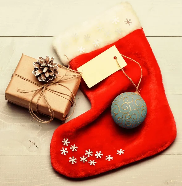 Julenissestrømpe med gaveboks til jul. Holde familietradisjoner. Utsikt over julelyset. Sokkeformet julestrømpe fylt med gaver. Egenskaper for julen – stockfoto