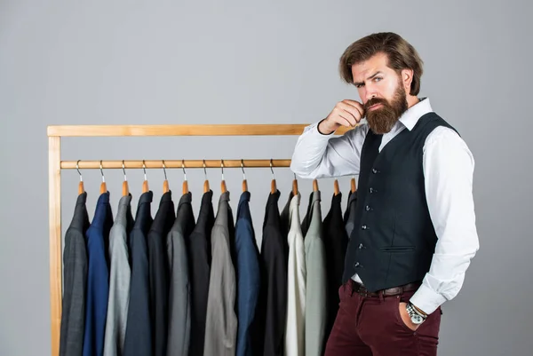 Man plukken pak uit persoonlijke garderobe, boutique shop concept — Stockfoto
