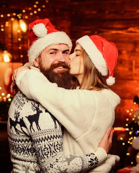 Julens högtid. Gott nytt år. Julklappar. God jul, då. vinterlov. Säsongsförsäljning. Tomtens familj tillsammans. Älskade par julgran. par förälskade — Stockfoto