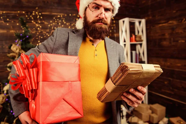 Posta för tomten. Mannen skäggig hipster bära tomte hatt hålla en massa brev och presentförpackning. Man moget skägg med glasögon fick posten för tomten. Gåvor leveranstjänst. Brev till tomten — Stockfoto