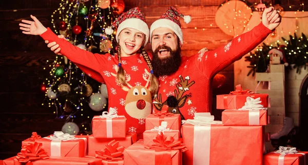 Fijne feestdagen. Favoriete jeugdherinneringen aan Kerstmis. Vader bebaarde man en dochter in de buurt van kerstboom. Cadeaus voor dichtstbijzijnde. Breng tijd door met je familie. Papa en kind openen kerstcadeaus — Stockfoto