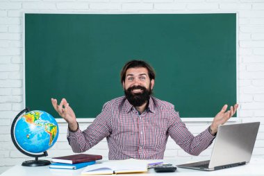 Mutlu erkek öğrenci tişört giyer dizüstü bilgisayarı kullanır çevrimiçi eğitim kursuna gider, e öğrenim öğretmeni