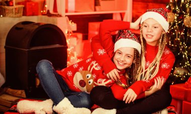 Noel eğlencesi. Teşekkür ederim sevgili Noel Baba. Noel 'i seviyorlar. Mutlu noeller. Çocuklar evde eğleniyor. Şöminedeki mutlu küçük kızlar. Yeni 2020 yılı yaklaşıyor. Kardeşler aile tatilini birlikte geçirir.