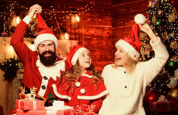 Niño pequeño y padres en sombrero de santa. muchas cajas de regalo de Navidad. Vacaciones de invierno. La familia feliz celebran un nuevo año. Familia amante del retrato. Feliz navidad. Padre y madre amor hija — Foto de Stock